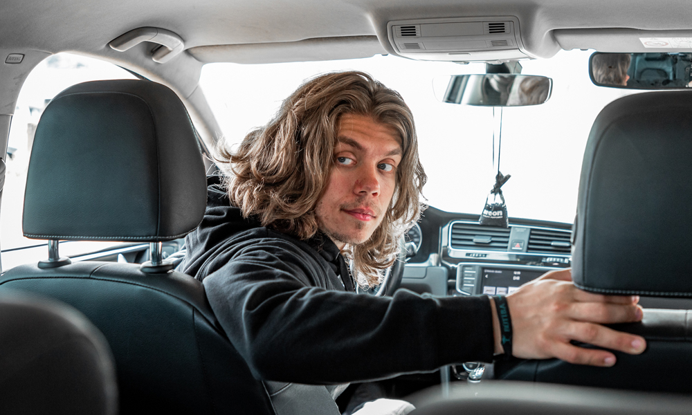 Ja autoskolas eksāmenā ir jākārto arī speciālie manevri, tad šeit gan ir nozīme ar kādu automašīnu esi mācījies.